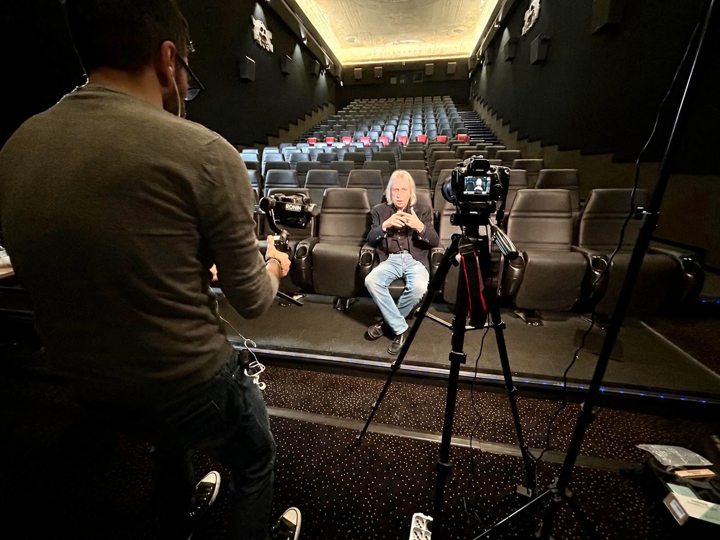 Gianluca Genovese durante una ripresa in sala cinematografica